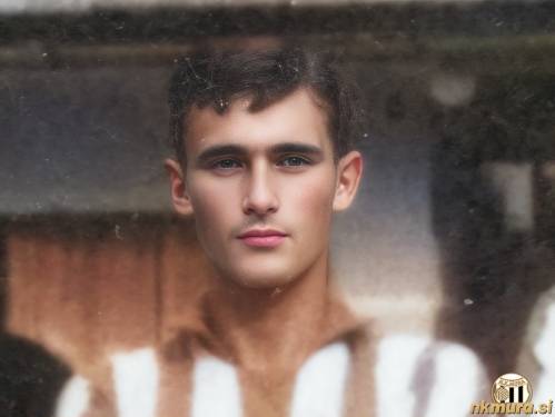 Zlatko Tkalčec v prvi polovici šestdesetih let. Fotografija je bila računalniško spremenjena v barvno. Zlatko Tkalčec v prvi polovici šestdesetih let. Fotografija je bila računalniško spremenjena v barvno.