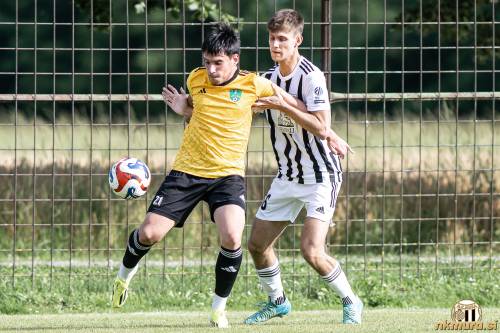 Niko Graj v dvoboju z igralcem Lipe. Niko Graj v dvoboju z igralcem Lipe.