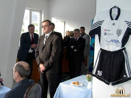 Z druženja sponzorjev in prijateljev nogometa, ki ga je Mura organizirala 24. januarja 2003. Od leve: Ervin Kerčmar (športni direktor), Milan Mörec (predsednik) in Jožef Vouri (direktor).