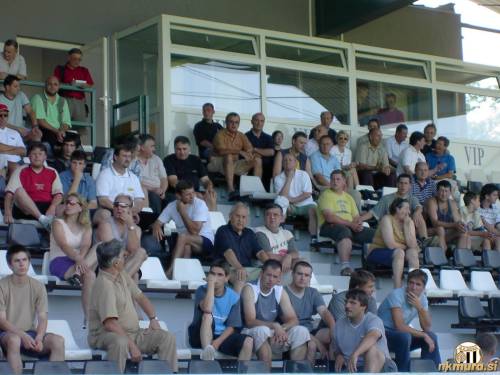 Pogled na glavno in VIP tribuno v času prvega treninga Miroslava Blaževića. Pogled na glavno in VIP tribuno v času prvega treninga Miroslava Blaževića.