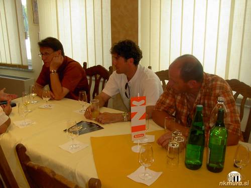 Druženje v Vinski kleti Ljutomer. Od leve: Miroslav Blažević, Zlatko Gabor in Robert Volk. Druženje v Vinski kleti Ljutomer. Od leve: Miroslav Blažević, Zlatko Gabor in Robert Volk.