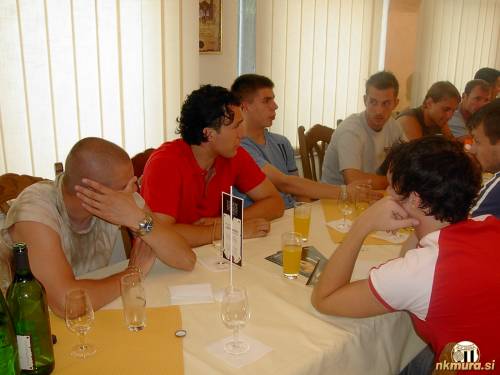 Drućenje v Vinski kleti Ljutomer. Od leve na nasprotni strani mize: Romano Obilinović, Bekim Kapić, Žarko Jeličić, Mitja Erniša, Alan Mesarič in Boštjan Zemljič. Drućenje v Vinski kleti Ljutomer. Od leve na nasprotni strani mize: Romano Obilinović, Bekim Kapić, Žarko Jeličić, Mitja Erniša, Alan Mesarič in Boštjan Zemljič.