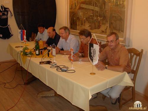 Novinarska konferenca. Od leve: Matevž Kadiš, Georg Suban, Ervin Kerčmar, Miroslav Blažević in Milan Mörec. Novinarska konferenca. Od leve: Matevž Kadiš, Georg Suban, Ervin Kerčmar, Miroslav Blažević in Milan Mörec.