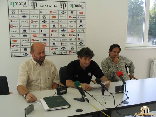 Ladislav Orban (direktor), Zlatko Gabor (športni direktor) in Franc Fridl (kapetan) Ladislav Orban (direktor), Zlatko Gabor (športni direktor) in Franc Fridl (kapetan)