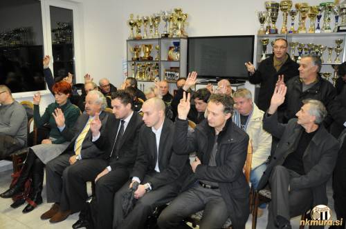 Člani občnega zbora potrjujejo sklep. V ospredju so italijanski investitorji. Člani občnega zbora potrjujejo sklep. V ospredju so italijanski investitorji.