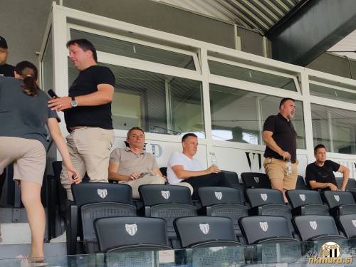Vodstvo po tekmi ni moglo biti zadovoljno z rezultatom. Levo je predsednik Kuzmič, sedita pa Agron Šalja in Aleš Kegelj. Desno sta člana upravnega odbora Damjan Rajh (stoji) in Beno Štornik.