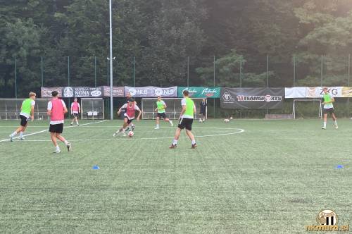 Trening mladincev Mure na igrišču z umetno travo.
