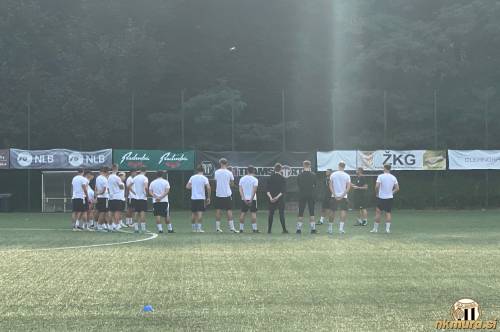 Trening mladincev Mure na igrišču z umetno travo.