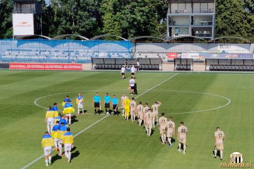 Prihod igralcev Mure in Zorye na igrišče. Gostje so prišli odeti v ukrajinske zastave. Prihod igralcev Mure in Zorye na igrišče. Gostje so prišli odeti v ukrajinske zastave.