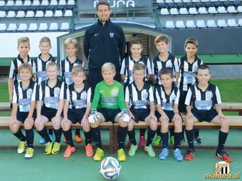 Murina selekcija U10 v sezoni 2014/15. Stojijo od leve: Vid Štefanec, Niko Graj, Niko Kasalo, Andrej Vidmar (trener), Jan Rajh, Tilen Grlec, Nejc Klemenčič. Čepijo z leve: Jakob Virag, Marck Ropoša, Nejc Slokan, Vid Šumenjak, Tine Čuk, Sergej Šnurer in Anej Šarkezi. Murina selekcija U10 v sezoni 2014/15. Stojijo od leve: Vid Štefanec, Niko Graj, Niko Kasalo, Andrej Vidmar (trener), Jan Rajh, Tilen Grlec, Nejc Klemenčič. Čepijo z leve: Jakob Virag, Marck Ropoša, Nejc Slokan, Vid Šumenjak, Tine Čuk, Sergej Šnurer in Anej Šarkezi.