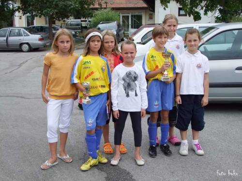 Stojijo od leve: Monika Zver, Sara Makovec, Maja Čuk, Luana Zajmi, Vita Šiftar, Urša Marič, Kornelija Zelko. Stojijo od leve: Monika Zver, Sara Makovec, Maja Čuk, Luana Zajmi, Vita Šiftar, Urša Marič, Kornelija Zelko.