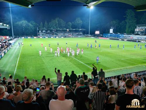 Pozdrav navijačem na južni tribuni po koncu tekme.