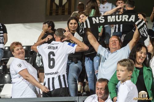Dogajanje na glavni tribuni.