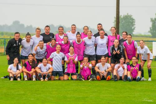 Stojijo: Jure Zavec (trener DU17), Lana Jakšič, Zala Vindišar, Damjan Vuzem (trener vratark), Evelina Kos, Marija Maras, Asja Cvetkovič in Domen Kotnjek (pomočnik trenerja). Sredina: Noelle Vilčnik, Neža Hrga, Živa Rakovec, Lucija Kos, Lea Dolinar, Anja Eferl, Katinka Skaza Pevnik, Lara Ber, Lana Kavaš, Hana Serec in Marie Branšperger. Sedijo: Glorija Štapek, Alja Škaper, Tija Šoštarič Karič, Yana Malakhova, Špela Kolbl, Sara Makovec, Ines Sok, Dejan Linhard in Dominika Pušenjak. Stojijo: Jure Zavec (trener DU17), Lana Jakšič, Zala Vindišar, Damjan Vuzem (trener vratark), Evelina Kos, Marija Maras, Asja Cvetkovič in Domen Kotnjek (pomočnik trenerja). Sredina: Noelle Vilčnik, Neža Hrga, Živa Rakovec, Lucija Kos, Lea Dolinar, Anja Eferl, Katinka Skaza Pevnik, Lara Ber, Lana Kavaš, Hana Serec in Marie Branšperger. Sedijo: Glorija Štapek, Alja Škaper, Tija Šoštarič Karič, Yana Malakhova, Špela Kolbl, Sara Makovec, Ines Sok, Dejan Linhard in Dominika Pušenjak.