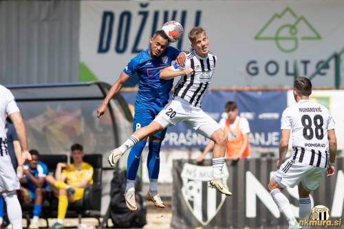 Niko Kasalo v dvoboju z igralcem Rogaške Thalissonom. Akcijo spremlja Sandi Nuhanović.