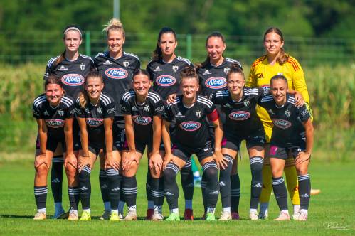 Začetna postava ŽNK Mure Nona: Stojijo od leve: Sivolobova, Vindišar, L. Kos, Eferl, Recek. Čepijo: Karič Šoštarič, Rakovec, Hrga, Kolbl, Makovec, Malakhova.