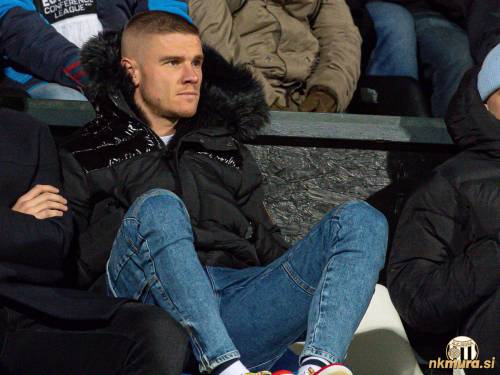Luka Bobičanec na tekmi Mura : Domžale, 12. decembra 2022. Zadnjič kot igralec Mure. Luka Bobičanec na tekmi Mura : Domžale, 12. decembra 2022. Zadnjič kot igralec Mure.