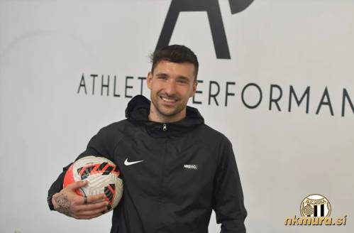 Alen Ploj v svoji telovadnici Alen Ploj v svoji telovadnici