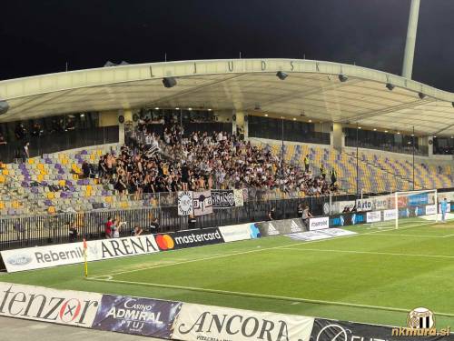Pogled na tribuno z navijači Mure na enaindevetdesetem prvenstvenem derbiju med Mariborom in Muro. Pogled na tribuno z navijači Mure na enaindevetdesetem prvenstvenem derbiju med Mariborom in Muro.