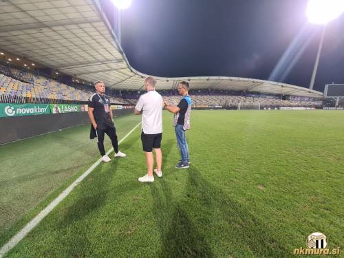 Uradna izjava za klubske kanale NŠ Mura. Od leve: Anton Žlogar, Jaka Maučec (generalni sekretar NŠ Mura) in Aleš Cipot (fotograf).