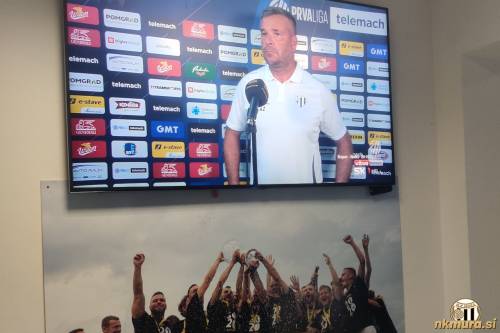 Anton Žlogar na TV zaslonu v klubskih prostorih.