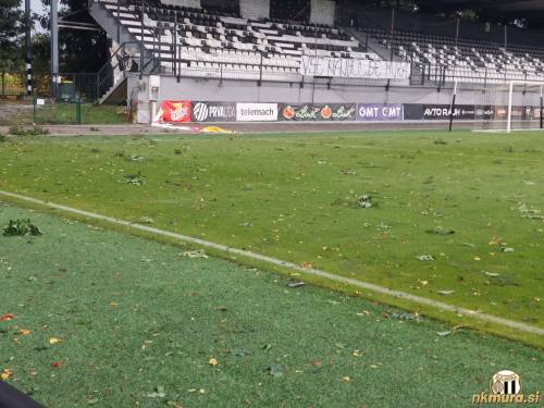 Listje in vejice na igrišču.