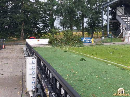 Podrto drevo je padlo na igrišče.