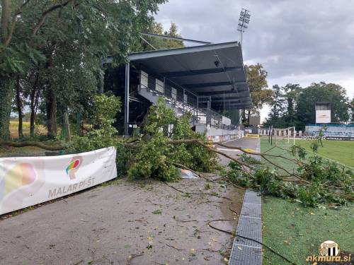 Drevo je uničilo ograjo in poškodovalo rob igrišča.