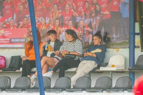 Desno na fotografiji Sara Makovec.