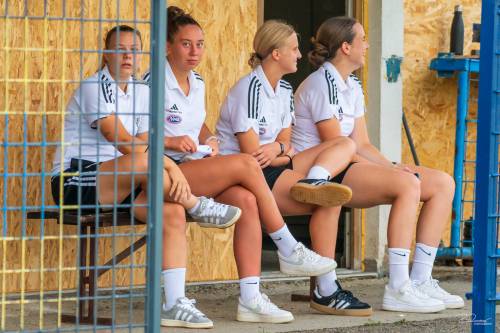 Poškodovani igralki, sedita desno: Dolinar in Serec.