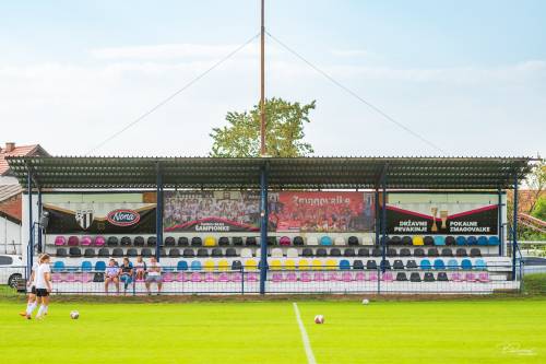 Nova grafična podoba na tribuni v Bratoncih.