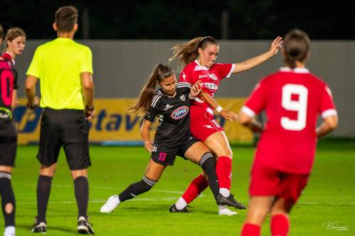 Lana Jakšič v dvoboju iz igralko Aluminija. Lana Jakšič v dvoboju iz igralko Aluminija.