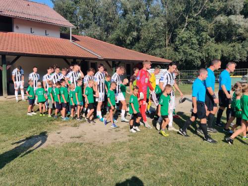 Prihod igralcev Veržeja in Mure na igrišče. Prihod igralcev Veržeja in Mure na igrišče.