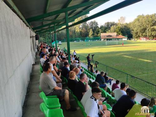 Tribuna med tekmo. Tribuna med tekmo.