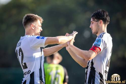 Olson in Jovićević po doseženem zadetku. Olson in Jovićević po doseženem zadetku.