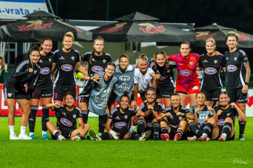 Stojijo: Kos L., Eferl, Vindišar, Sivolobova, Kolbl, Rakovec, Truntič, Cvetkovič, Gavillet, Dolinar, Kravets. Sedijo: Šoštarič Karič, Makovec, Kos E., Vilčnik, Malakhova, Hrga. Stojijo: Kos L., Eferl, Vindišar, Sivolobova, Kolbl, Rakovec, Truntič, Cvetkovič, Gavillet, Dolinar, Kravets. Sedijo: Šoštarič Karič, Makovec, Kos E., Vilčnik, Malakhova, Hrga.