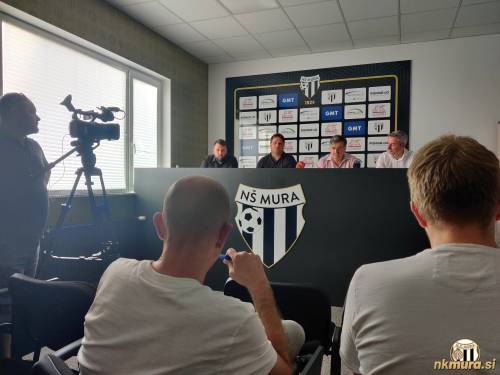 Prizor z novinarske konference.