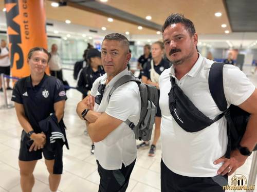 Trener Vladimir Kokol (v sredini) po pristanku v Larnaci. Levo je Špela Kolbl, desno pa trener vratark Damjan Vuzem. Trener Vladimir Kokol (v sredini) po pristanku v Larnaci. Levo je Špela Kolbl, desno pa trener vratark Damjan Vuzem.