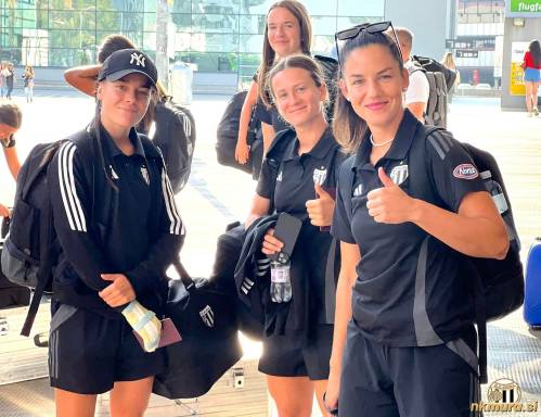 Prešerno razpoložene murašice na dunajskem letališču. Sara Makovec, Špela Kolbl in Lucija Kos. Prešerno razpoložene murašice na dunajskem letališču. Sara Makovec, Špela Kolbl in Lucija Kos.