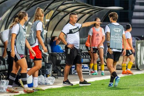 Vladimir Kokol je murašice popeljal v kvalifikacije za Ligo prvakinj. Vladimir Kokol je murašice popeljal v kvalifikacije za Ligo prvakinj.