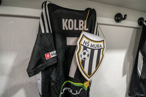 Dres Špele Kolbl in zastavica Mure. Dres Špele Kolbl in zastavica Mure.