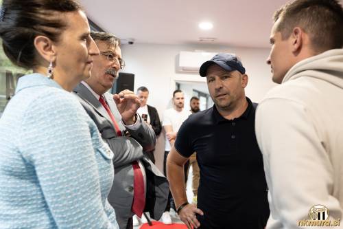 Murin trener Oskar Drobne v pogovoru z Georgom in Lindo Juncajem. Murin trener Oskar Drobne v pogovoru z Georgom in Lindo Juncajem.