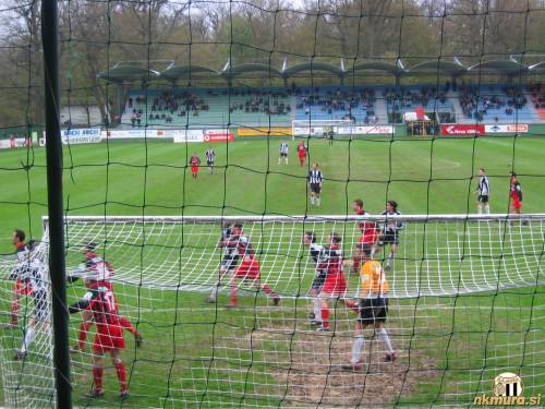 Zadnje prvoligaško gostovanje Primorja v Murski Soboti je bilo 14. aprila 2004. Na fotografiji je prizor s te tekme. Zadnje prvoligaško gostovanje Primorja v Murski Soboti je bilo 14. aprila 2004. Na fotografiji je prizor s te tekme.
