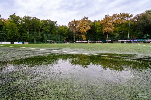 Zaradi obilnega deževja je bila tekma iz Bratonec prestavljena na igrišče z umetno travo na Fazaneriji. Tudi tukaj ni bilo vse idealno. Zaradi obilnega deževja je bila tekma iz Bratonec prestavljena na igrišče z umetno travo na Fazaneriji. Tudi tukaj ni bilo vse idealno.