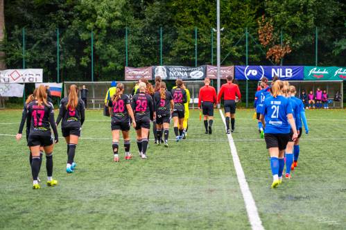 Prihod enajsteric na igrišče. Prihod enajsteric na igrišče.