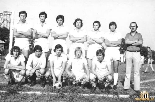 Mura v sezoni 1976/77. Stojijo: Stanko Kopač, Vladimir Kukanja, Drago Posavec, Oskar Horvat, Milan Jerič, Jože Husar, Stanko Maučec (trener). Čepijo: Jože Horvat, Štefan Šarkezi, Mito Mörec, Štefan Horvat, Jože Rous.