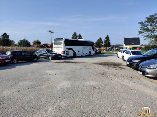 Parkirišče pred stadionom.
