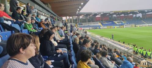 Pogled na tribune. Pogled na tribune.