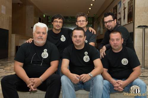 Organizatorji akademije ob 90-letnici Mure. Zgornja vrsta od leve: Aleš Cipot, Simon Horvat, Andrej Bedek. Spodnja vrsta: Drago Škaper, Zvonko Žekš in Aleš Ščančar. Manjka: Zlatan Cerić.