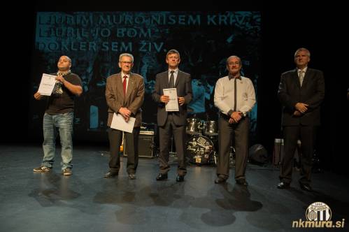 Prejemniki zahval skupaj s predsednikom. Aleš Horvat, Ljubomir Deškovič, Danilo Kacijan, Damir Banfi (predsednik) in Anton Štihec (župan).